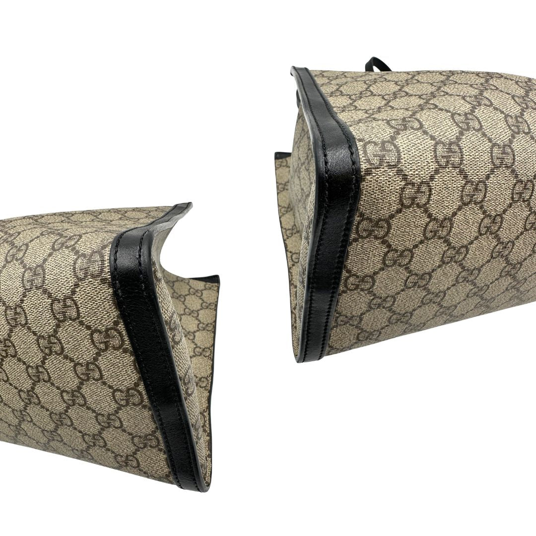 angoli  Borsa Gucci Padlock con profili neri, di lusso, originale, ottime condizioni, usata. 