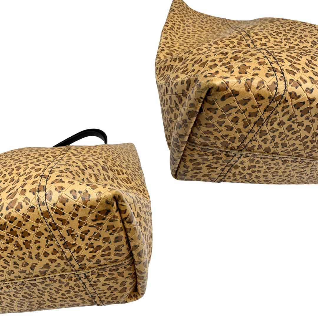 angoli Borsa Bottega Veneta trama animalier, indossabile a spalla, di lusso, originale, ottime condizioni, usata. 