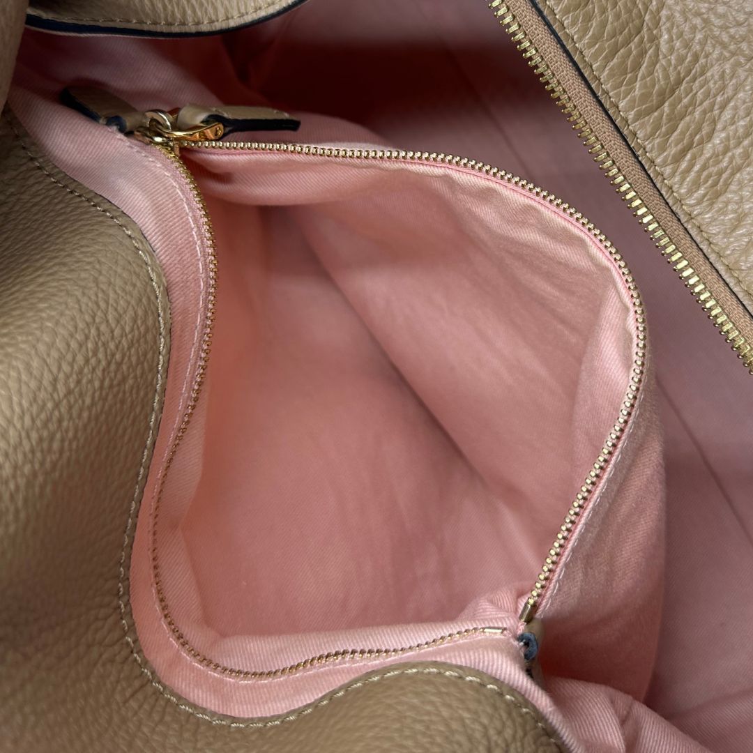 Borsa Coccinelle in pelle morbida, di lusso, originale, ottime condizioni, usata.