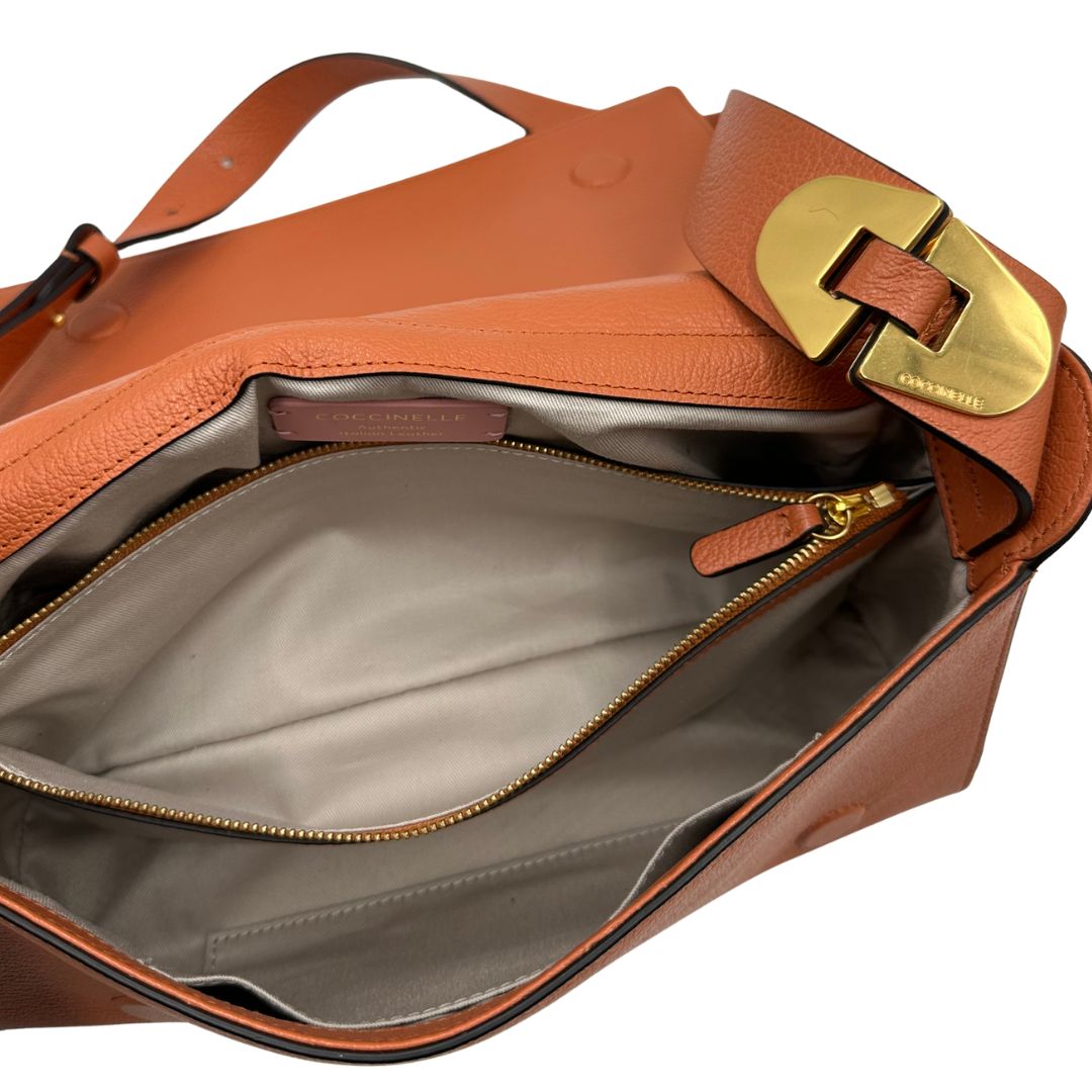 Borsa Coccinelle in pelle martellata color terracotta, di lusso, originale, ottime condizioni, usata.