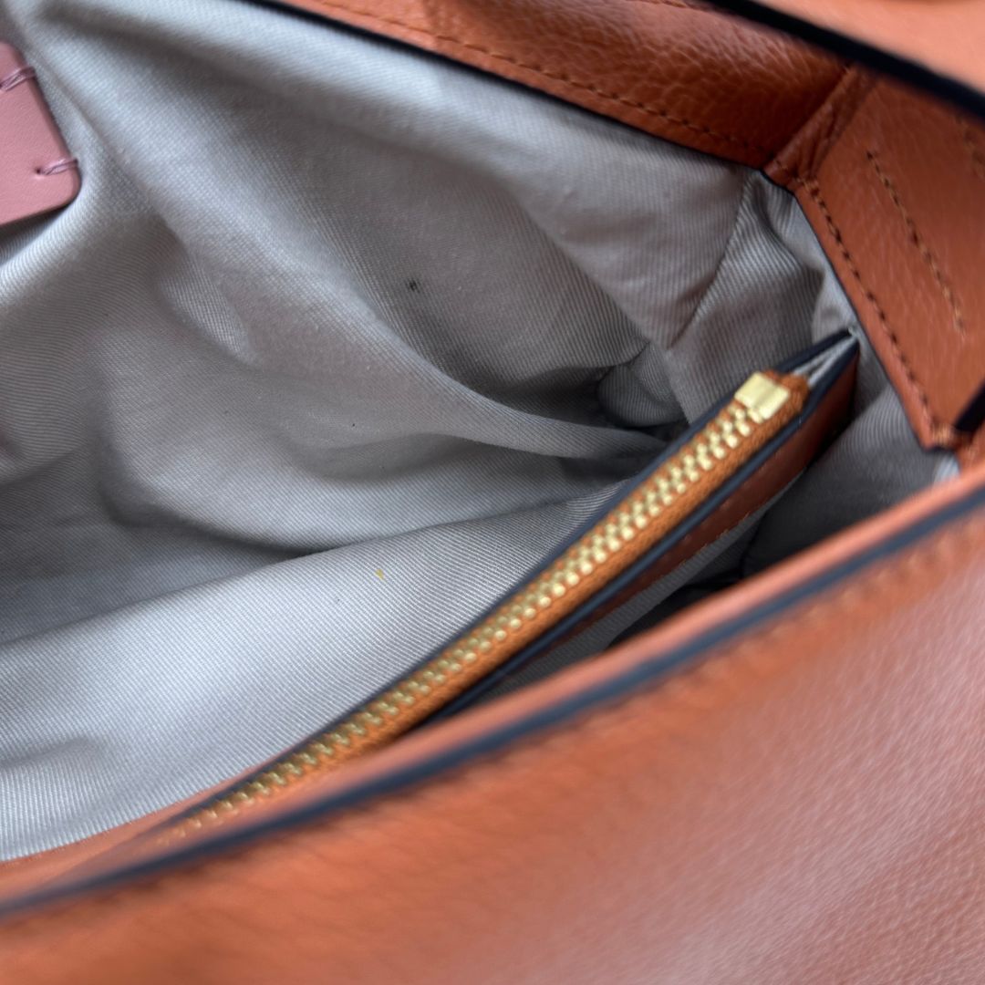 Borsa Coccinelle in pelle martellata color terracotta, di lusso, originale, ottime condizioni, usata.