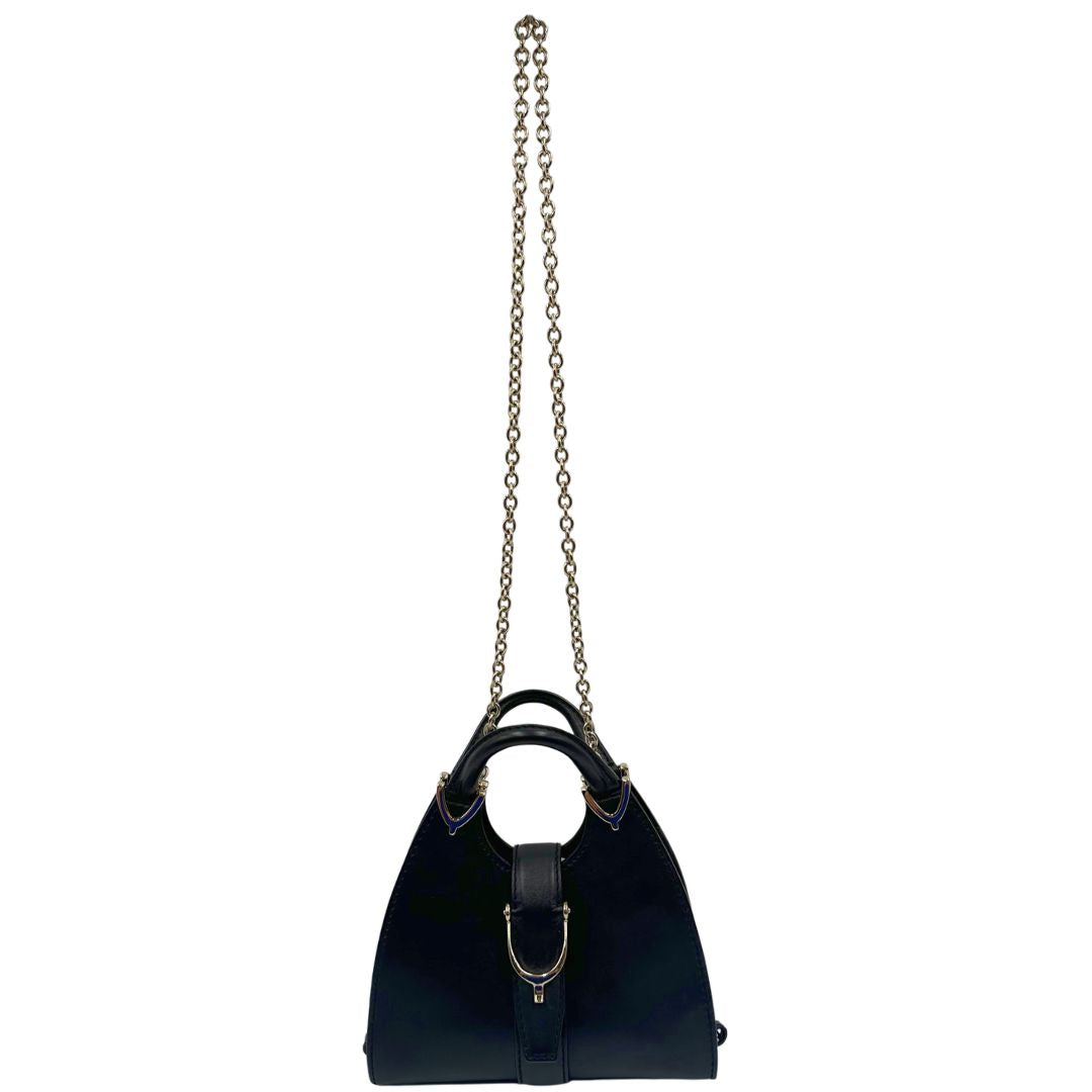 front  Borsa Stirrup Gucci in pelle nera, indossabile a mano o a tracolla, di lusso, originale, ottime condizioni, usata. 