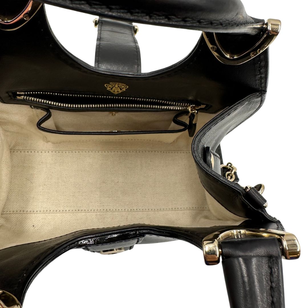 interno  Borsa Stirrup Gucci in pelle nera, indossabile a mano o a tracolla, di lusso, originale, ottime condizioni, usata. 
