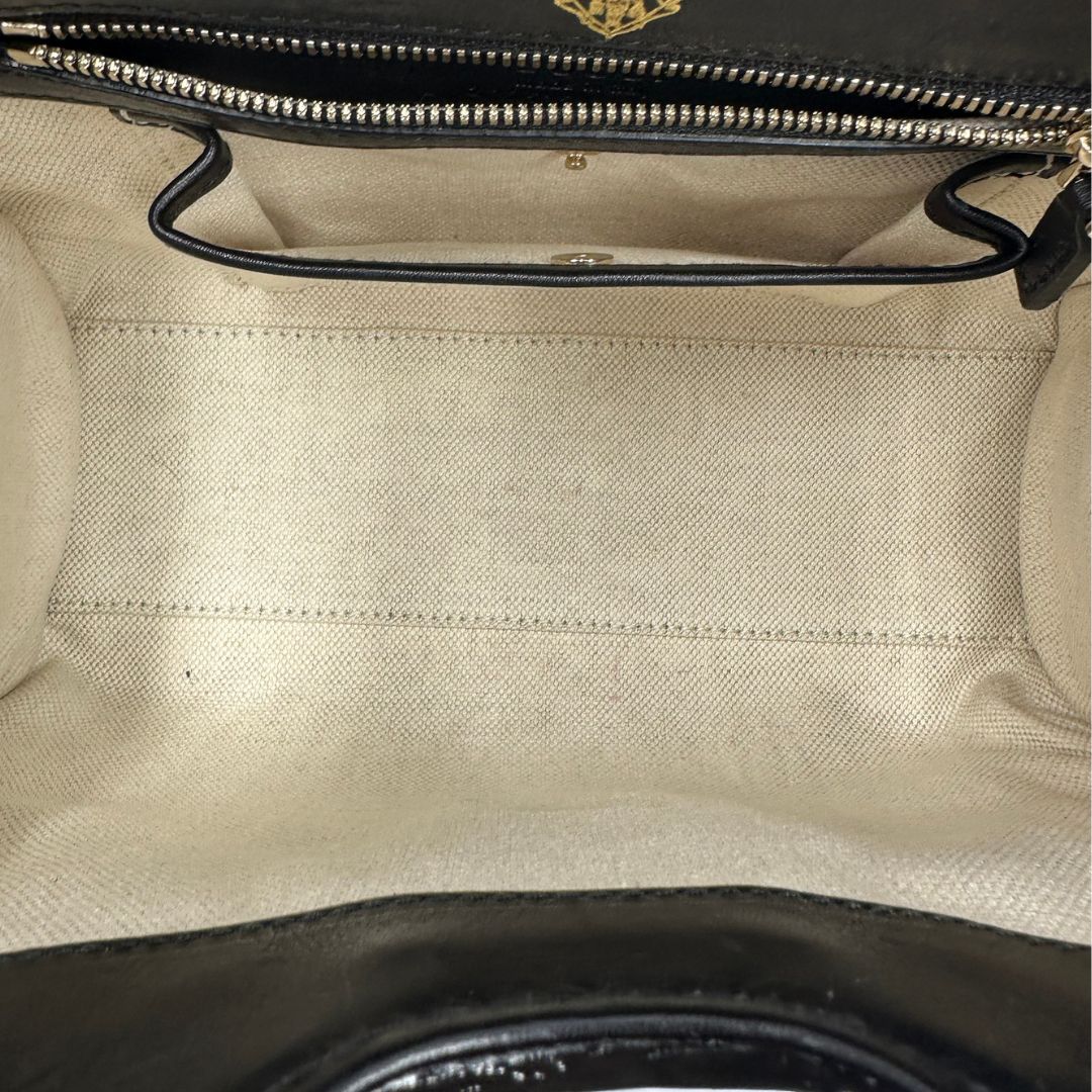 interno  Borsa Stirrup Gucci in pelle nera, indossabile a mano o a tracolla, di lusso, originale, ottime condizioni, usata. 