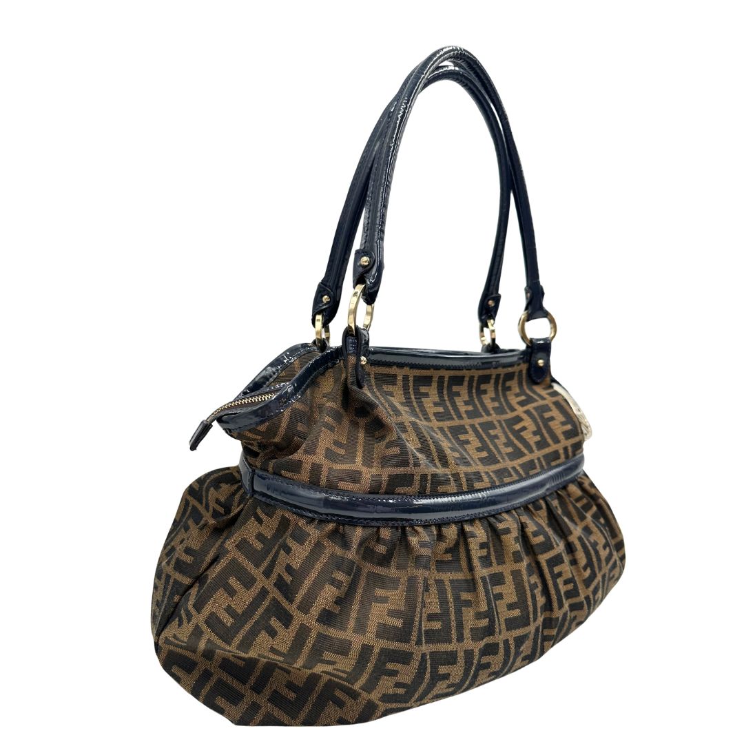 lato Borsa Fendi Chef trama Zucca e finiture in pelle verniciata blu, di lusso, originale, ottime condizioni. 