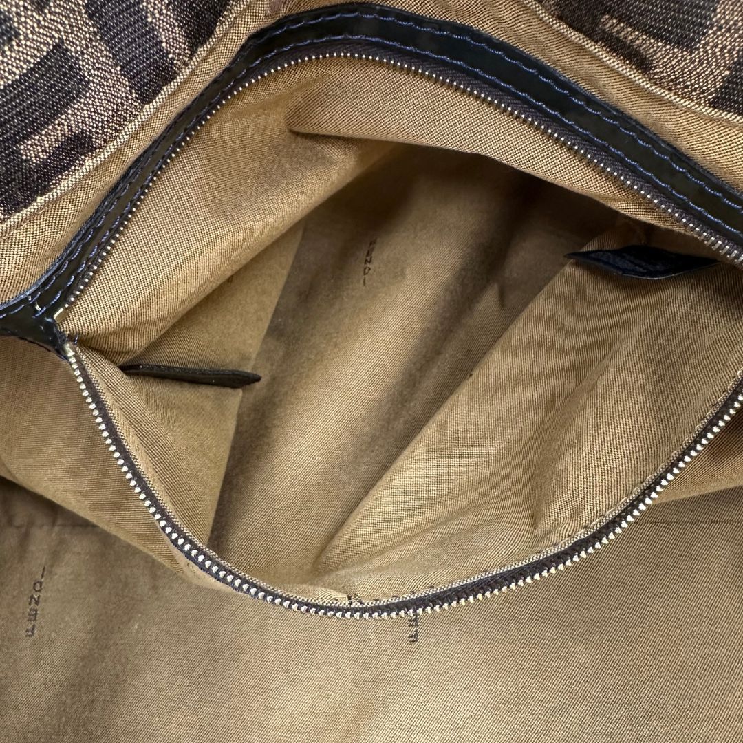 interno Borsa Fendi Chef trama Zucca e finiture in pelle verniciata blu, di lusso, originale, ottime condizioni. 