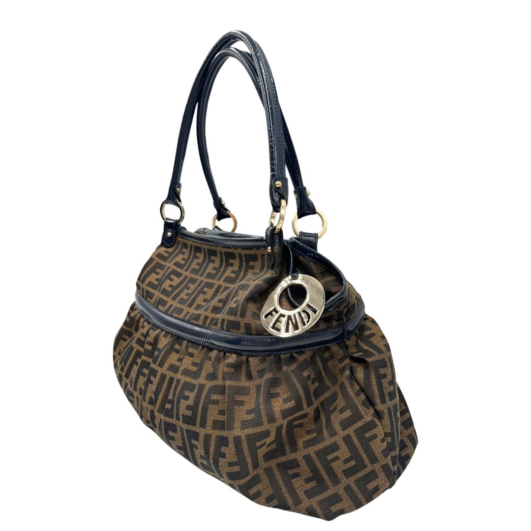 lato Borsa Fendi Chef trama Zucca e finiture in pelle verniciata blu, di lusso, originale, ottime condizioni. 