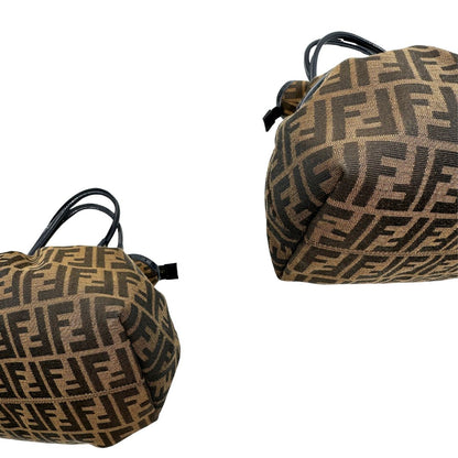 angoli Borsa Fendi Chef trama Zucca e finiture in pelle verniciata blu, di lusso, originale, ottime condizioni. 