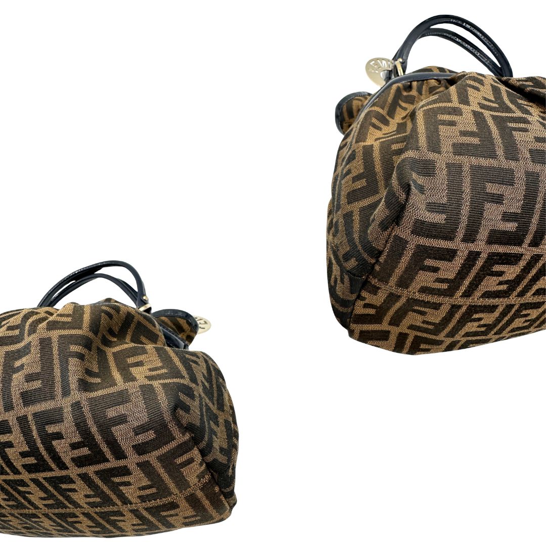 angoli Borsa Fendi Chef trama Zucca e finiture in pelle verniciata blu, di lusso, originale, ottime condizioni. 