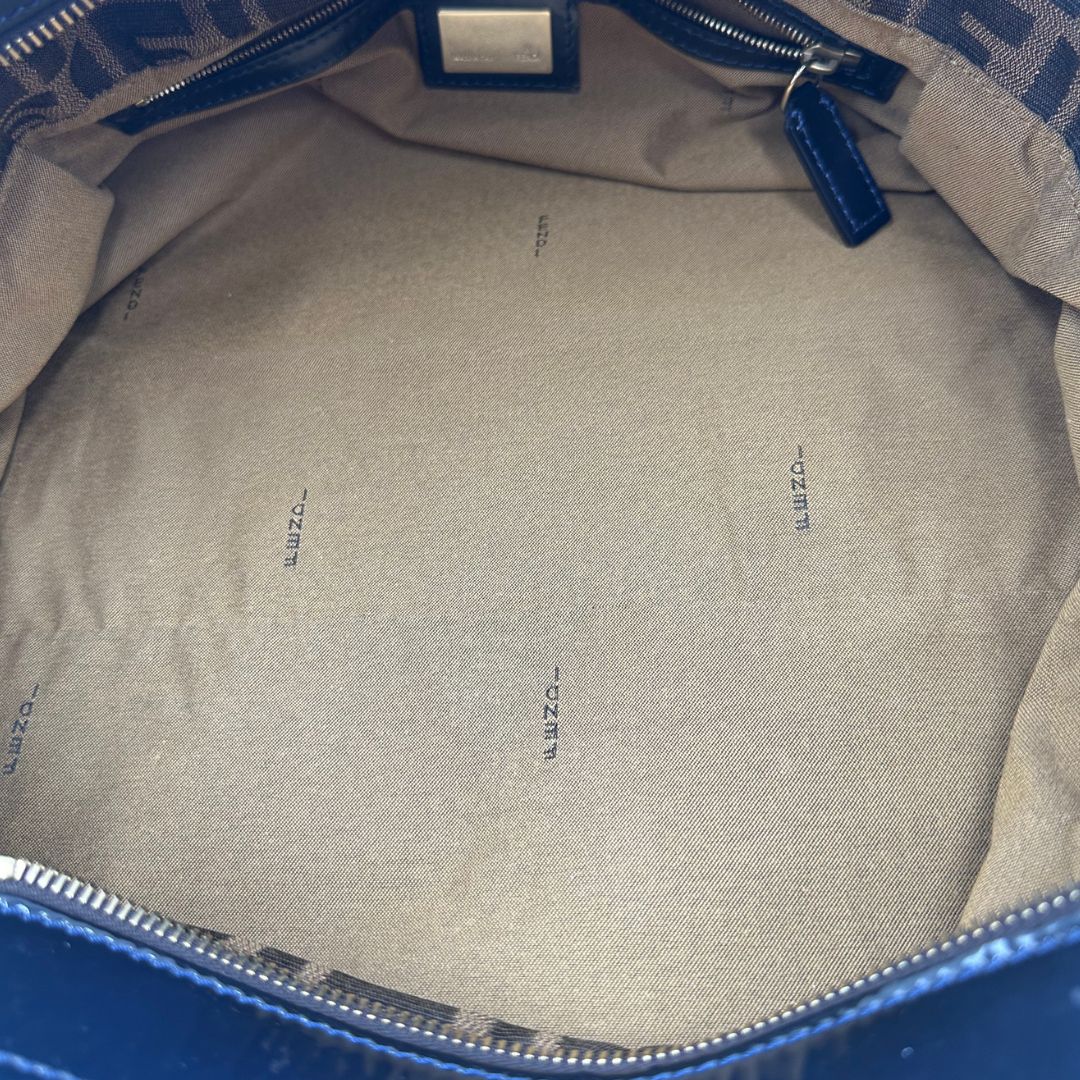 interno Borsa Fendi Chef trama Zucca e finiture in pelle verniciata blu, di lusso, originale, ottime condizioni. 