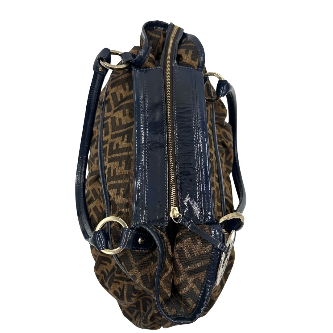 Borsa Fendi Chef trama Zucca e finiture in pelle verniciata blu, di lusso, originale, ottime condizioni. 