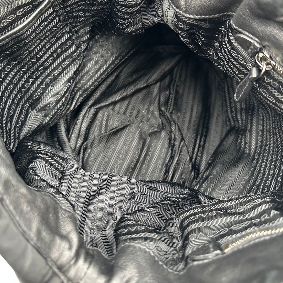 interno Tote Prada goffrata in nylon e finiture in pelle , di lusso, originale, ottime condizioni, usata. 