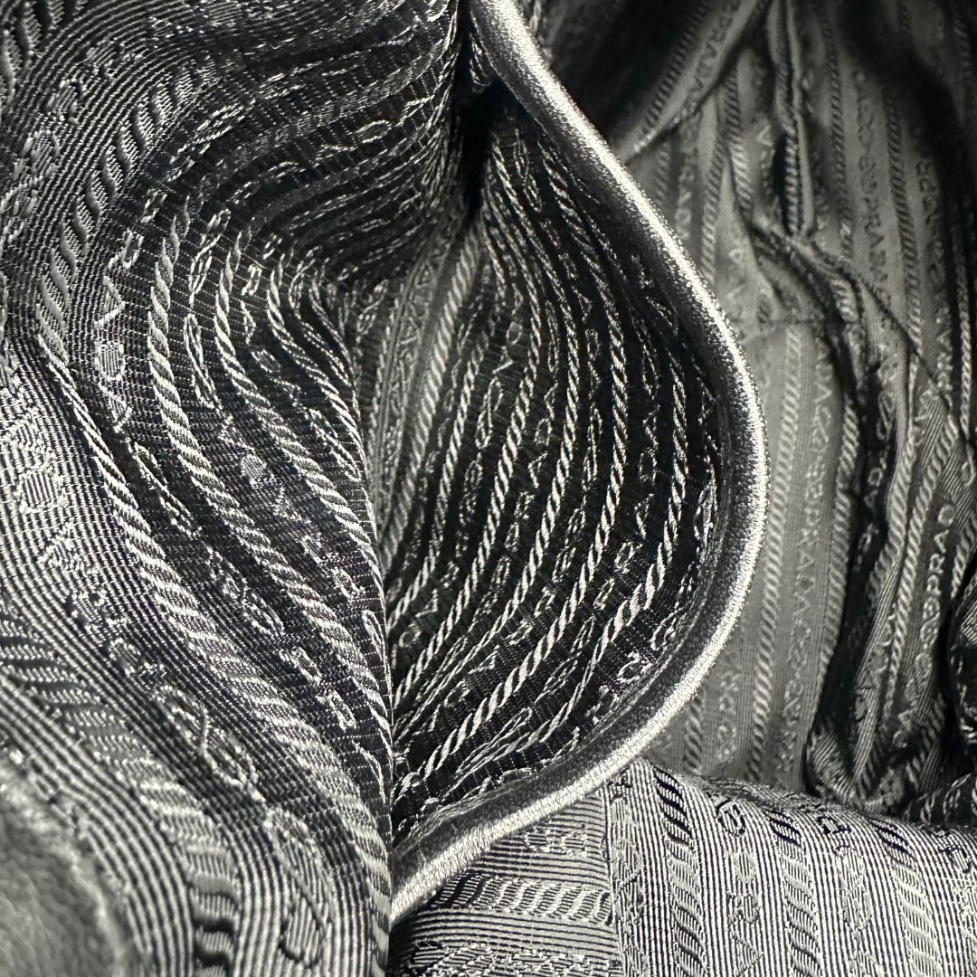 interno Tote Prada goffrata in nylon e finiture in pelle , di lusso, originale, ottime condizioni, usata. 