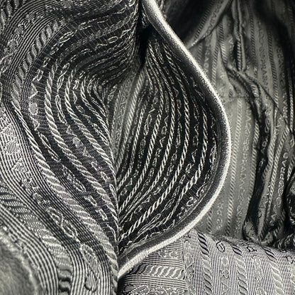 interno Tote Prada goffrata in nylon e finiture in pelle , di lusso, originale, ottime condizioni, usata. 