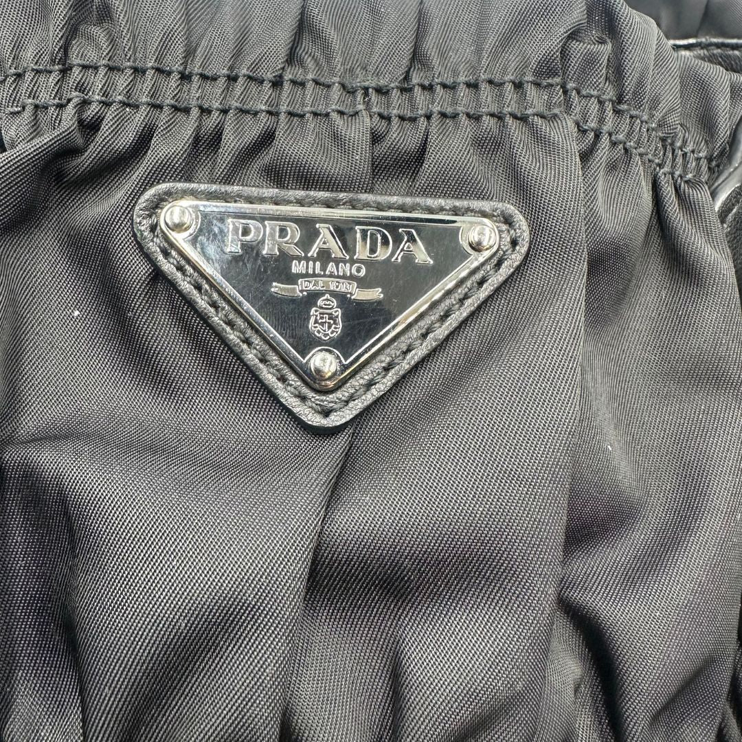 loho Tote Prada goffrata in nylon e finiture in pelle , di lusso, originale, ottime condizioni, usata
