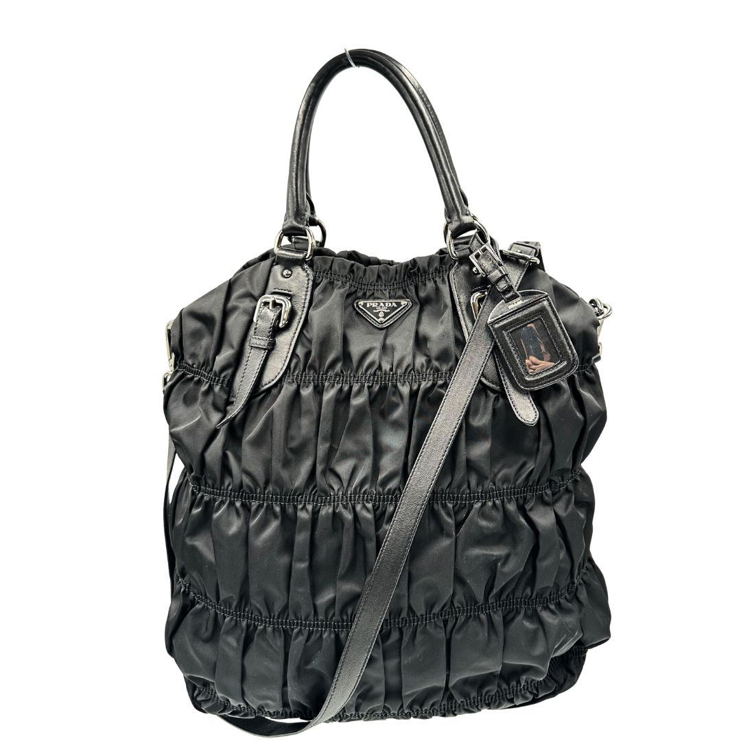 front Tote Prada goffrata in nylon e finiture in pelle , di lusso, originale, ottime condizioni, usata. 