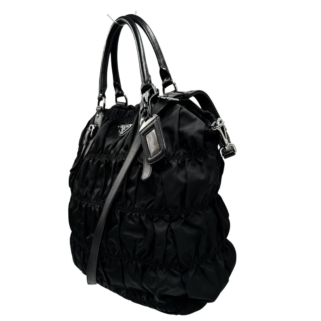 lato Tote Prada goffrata in nylon e finiture in pelle , di lusso, originale, ottime condizioni, usata. 