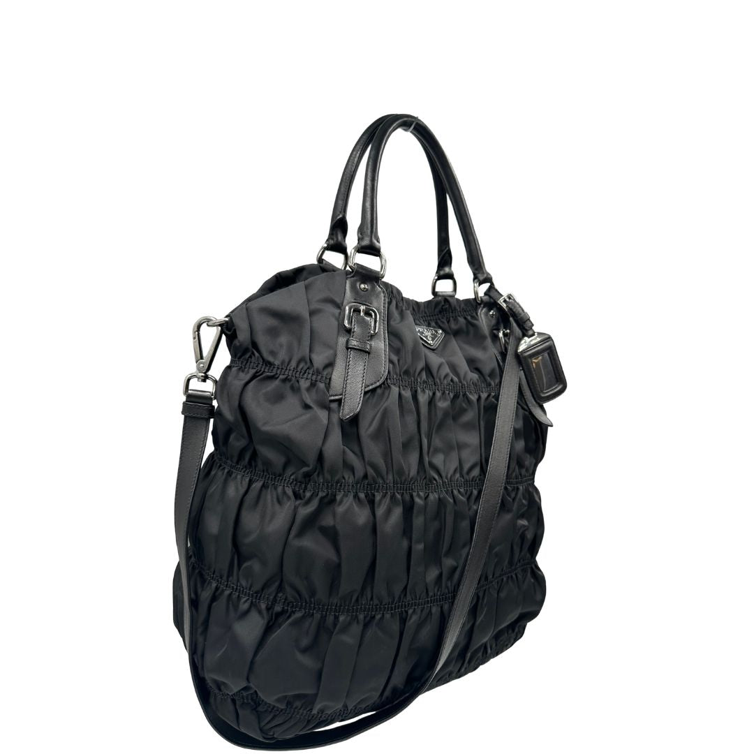lato Tote Prada goffrata in nylon e finiture in pelle , di lusso, originale, ottime condizioni, usata. 