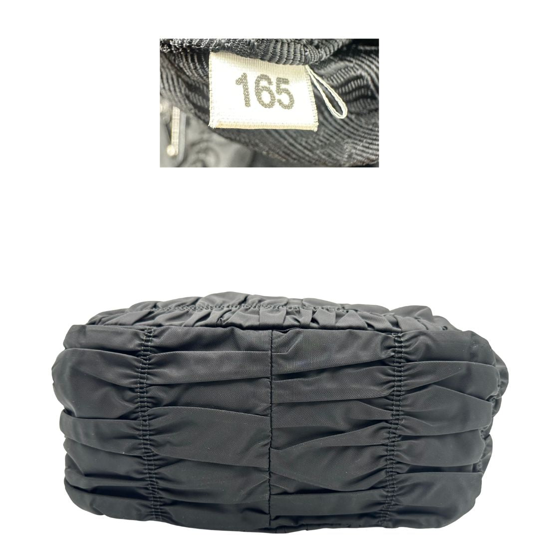 base Tote Prada goffrata in nylon e finiture in pelle , di lusso, originale, ottime condizioni, usata. 