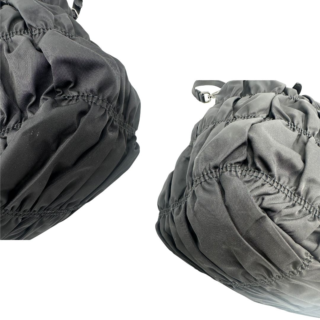 angoli Tote Prada goffrata in nylon e finiture in pelle , di lusso, originale, ottime condizioni, usata. 