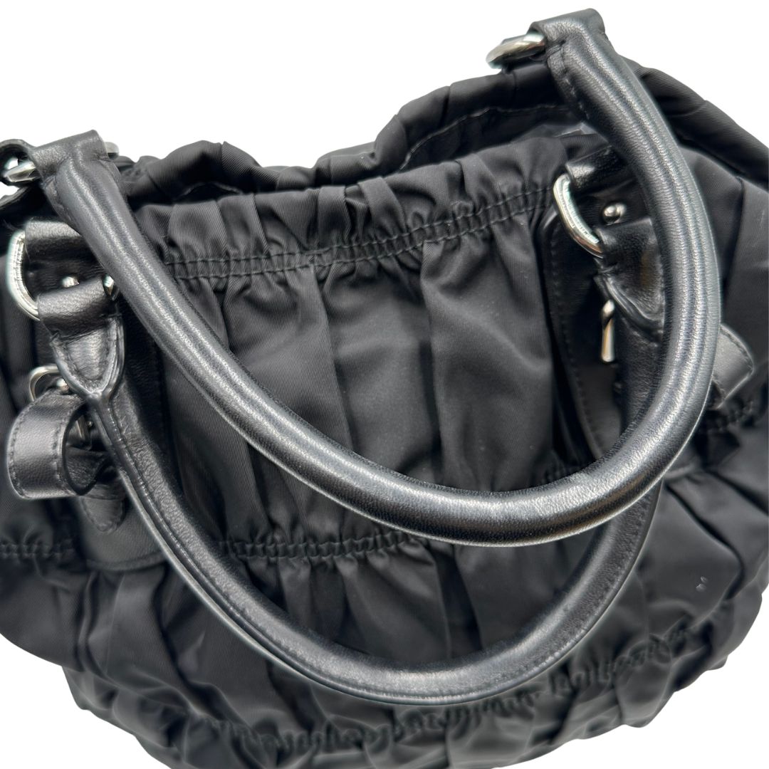 manici Tote Prada goffrata in nylon e finiture in pelle , di lusso, originale, ottime condizioni, usata. 