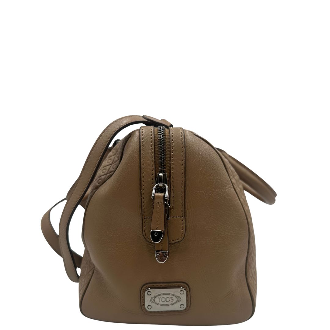 Bauletto in pelle color nocciola, indossabile a tracolla o a mano, di lusso, originale, ottime condizioni, usato.