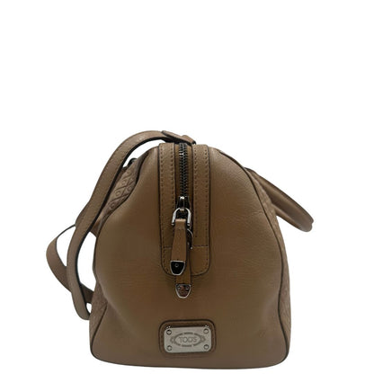 Bauletto in pelle color nocciola, indossabile a tracolla o a mano, di lusso, originale, ottime condizioni, usato.
