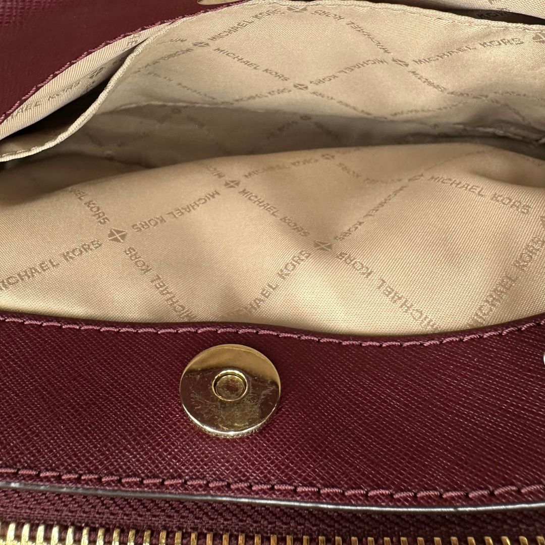 interno Borsa MK in pelle saffiano color vinaccia, di lusso, originale, ottime condizioni, usata. 