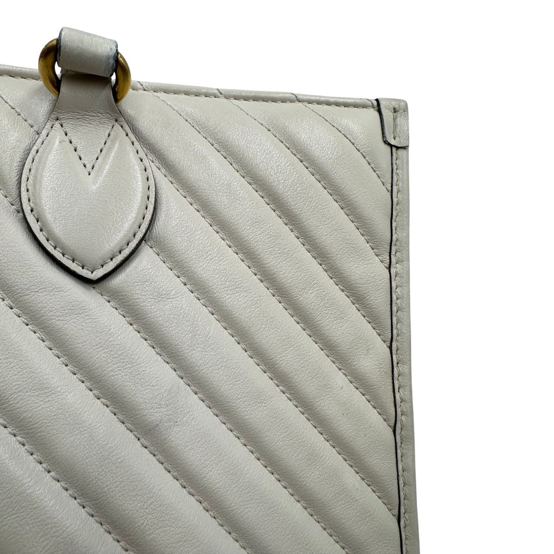 Borsa Gucci in pelle bianca con logo GG in metallo dorato sul front, di lusso, originale, ottime condizioni, usata.