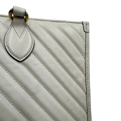 Borsa Gucci in pelle bianca con logo GG in metallo dorato sul front, di lusso, originale, ottime condizioni, usata.