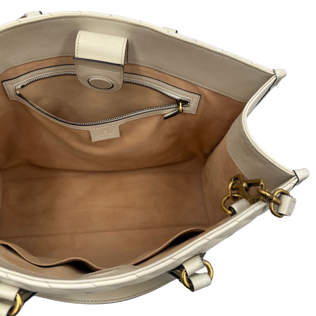 interno Borsa Gucci in pelle bianca con logo GG in metallo dorato sul front, di lusso, originale, ottime condizioni, usata. 