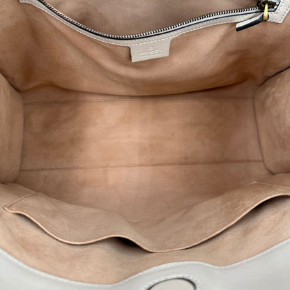 interno Borsa Gucci in pelle bianca con logo GG in metallo dorato sul front, di lusso, originale, ottime condizioni, usata.