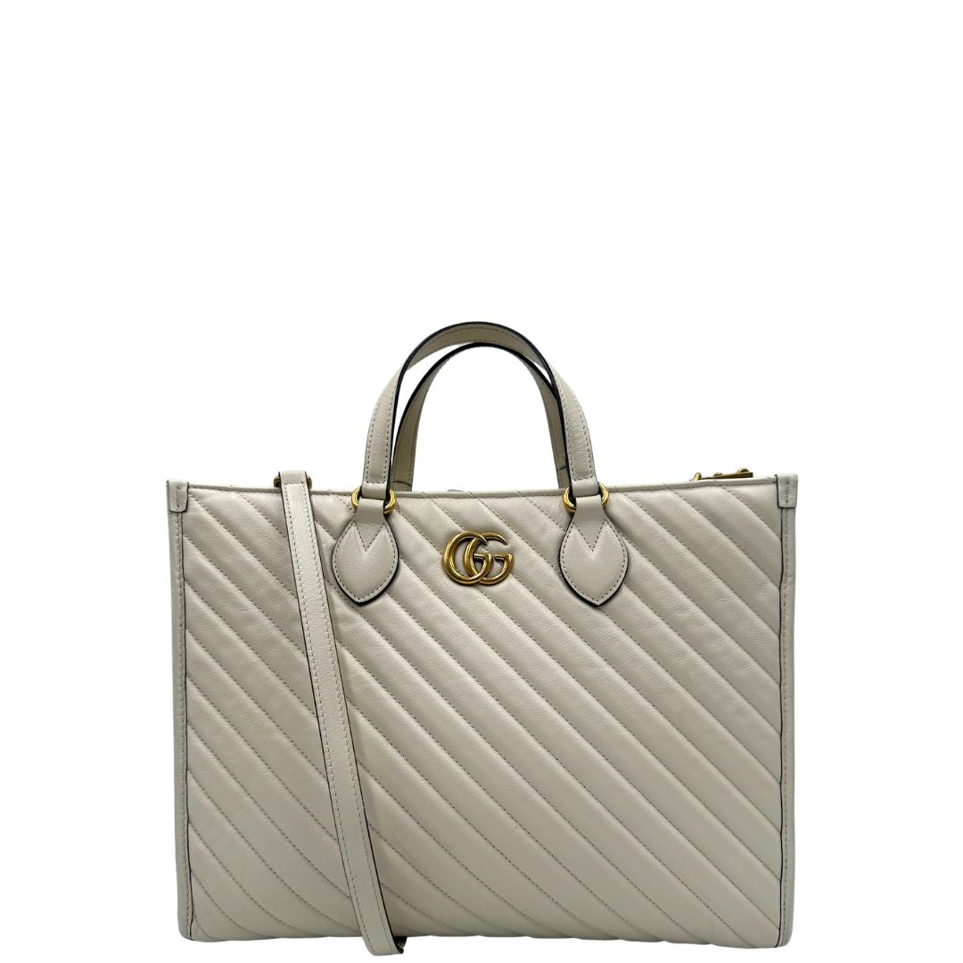 front Borsa Gucci in pelle bianca con logo GG in metallo dorato sul front, di lusso, originale, ottime condizioni, usata. 