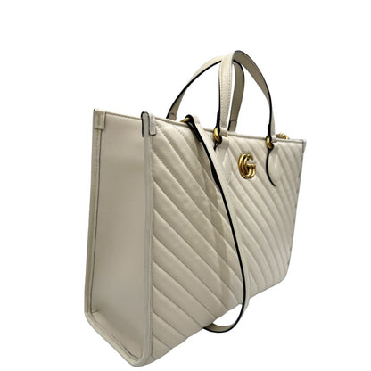 lato Borsa Gucci in pelle bianca con logo GG in metallo dorato sul front, di lusso, originale, ottime condizioni, usata. 