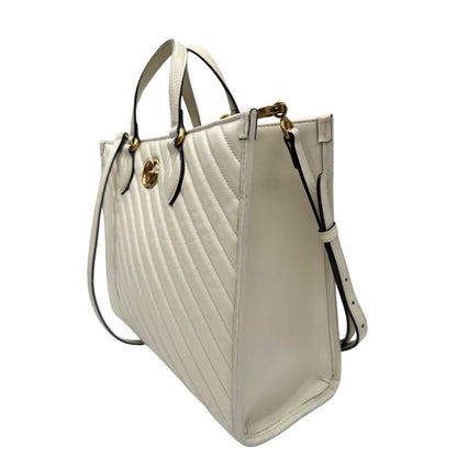 lato Borsa Gucci in pelle bianca con logo GG in metallo dorato sul front, di lusso, originale, ottime condizioni, usata. 