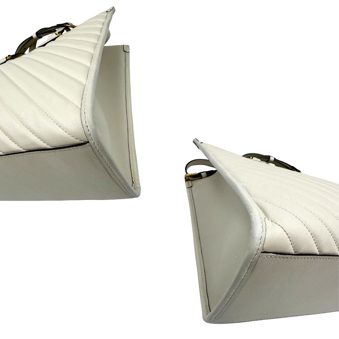 angoli Borsa Gucci in pelle bianca con logo GG in metallo dorato sul front, di lusso, originale, ottime condizioni, usata. 