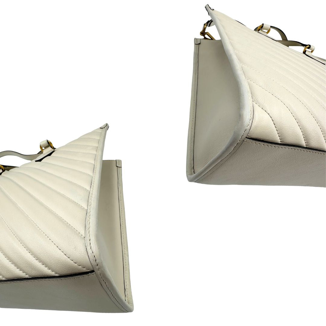 angoli Borsa Gucci in pelle bianca con logo GG in metallo dorato sul front, di lusso, originale, ottime condizioni, usata. 