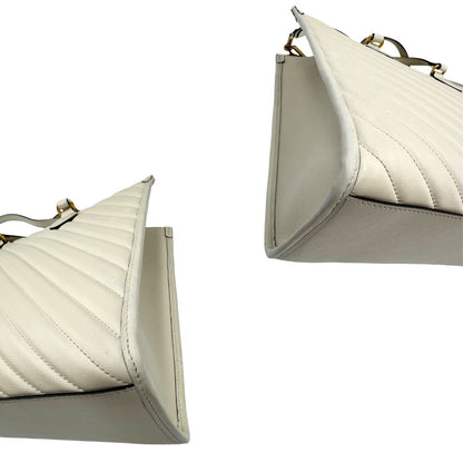 angoli Borsa Gucci in pelle bianca con logo GG in metallo dorato sul front, di lusso, originale, ottime condizioni, usata. 