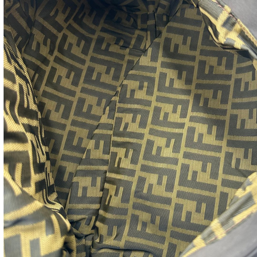 interno borsa Fendi Spy marrone con interni trama Zucca, di lusso, originale, ottime condizioni, usata.  