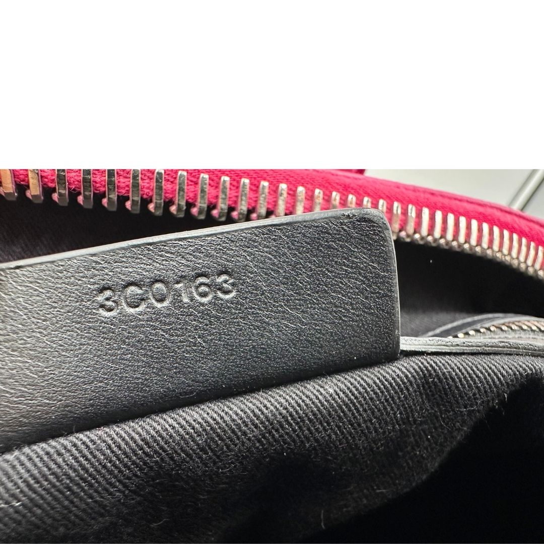 Codice, Compatta borsa Givenchy Antigona in pelle martellata fucsia nella versione piccola con hardware argentato. Indossabile a mano oppure a tracolla. Originale, usata, di lusso, in ottime condizioni.