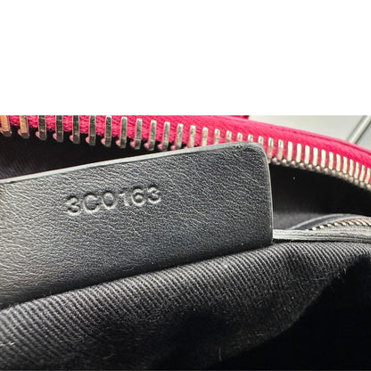 Codice, Compatta borsa Givenchy Antigona in pelle martellata fucsia nella versione piccola con hardware argentato. Indossabile a mano oppure a tracolla. Originale, usata, di lusso, in ottime condizioni.