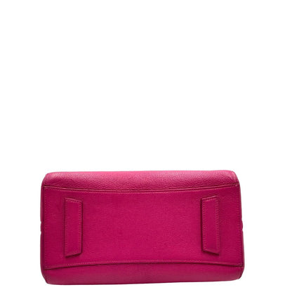 Base, Compatta borsa Givenchy Antigona in pelle martellata fucsia nella versione piccola con hardware argentato. Indossabile a mano oppure a tracolla. Originale, usata, di lusso, in ottime condizioni.