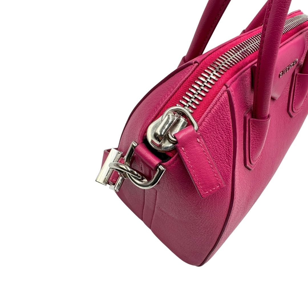 Chiusura, Compatta borsa Givenchy Antigona in pelle martellata fucsia nella versione piccola con hardware argentato. Indossabile a mano oppure a tracolla. Originale, usata, di lusso, in ottime condizioni.