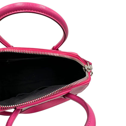 Interno, Compatta borsa Givenchy Antigona in pelle martellata fucsia nella versione piccola con hardware argentato. Indossabile a mano oppure a tracolla. Originale, usata, di lusso, in ottime condizioni.