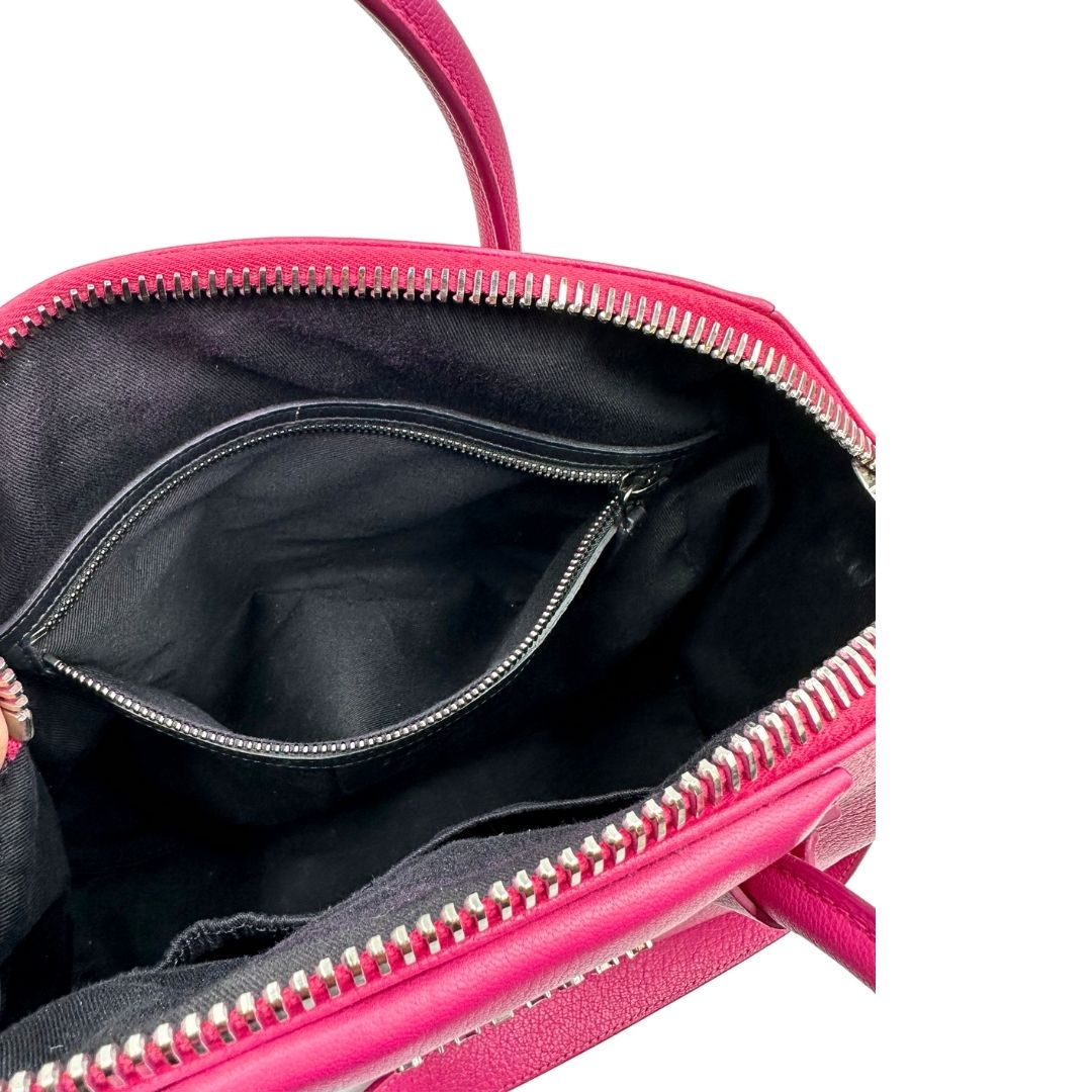 Interno, Compatta borsa Givenchy Antigona in pelle martellata fucsia nella versione piccola con hardware argentato. Indossabile a mano oppure a tracolla. Originale, usata, di lusso, in ottime condizioni.