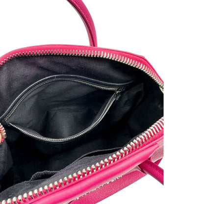 Interno, Compatta borsa Givenchy Antigona in pelle martellata fucsia nella versione piccola con hardware argentato. Indossabile a mano oppure a tracolla. Originale, usata, di lusso, in ottime condizioni.