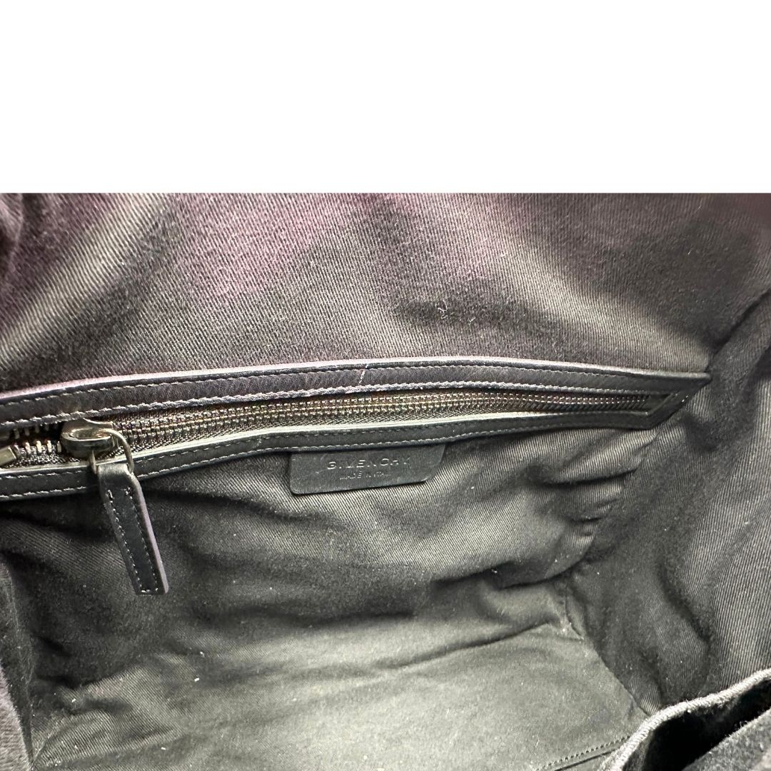 Interno, Compatta borsa Givenchy Antigona in pelle martellata fucsia nella versione piccola con hardware argentato. Indossabile a mano oppure a tracolla. Originale, usata, di lusso, in ottime condizioni.