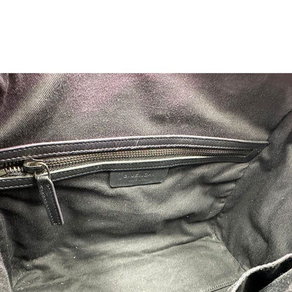 Interno, Compatta borsa Givenchy Antigona in pelle martellata fucsia nella versione piccola con hardware argentato. Indossabile a mano oppure a tracolla. Originale, usata, di lusso, in ottime condizioni.