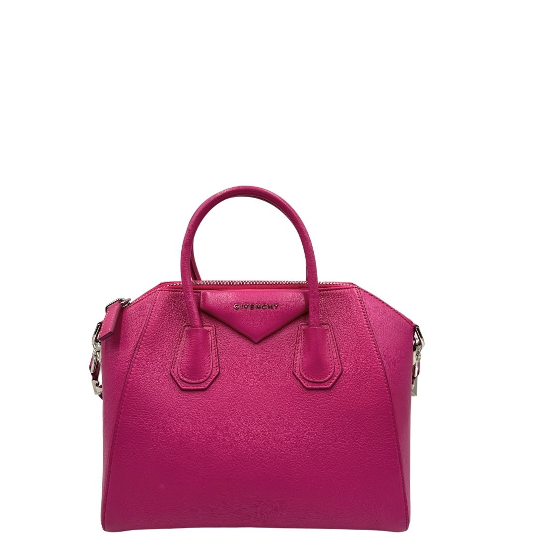 Retro, Compatta borsa Givenchy Antigona in pelle martellata fucsia nella versione piccola con hardware argentato. Indossabile a mano oppure a tracolla. Originale, usata, di lusso, in ottime condizioni.