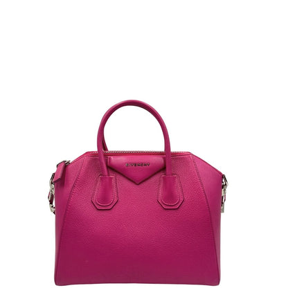 Retro, Compatta borsa Givenchy Antigona in pelle martellata fucsia nella versione piccola con hardware argentato. Indossabile a mano oppure a tracolla. Originale, usata, di lusso, in ottime condizioni.